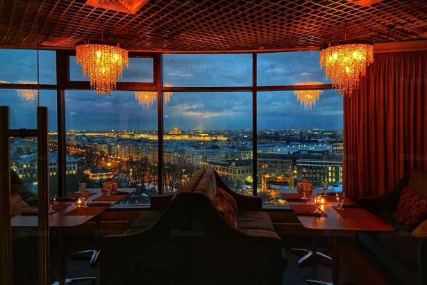 В 16:15 солнце касается горизонта Финского залива, и весь зал на 15 этаже замирает у окон. Панорамный ресторан в бизнес-центре на 26-й линии Васильевского — место для тех, кто ценит вид больше суеты. Средний чек 3000-4000₽.