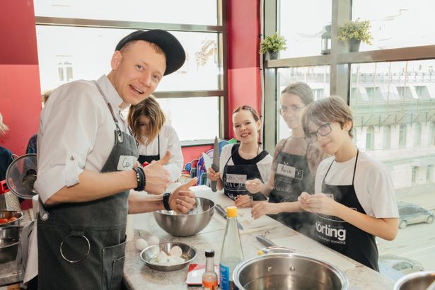 12 кулинарных студий и ресторанов Петербурга, где дети от 3 лет учатся готовить гноччи, мильфей и десерты под присмотром профессиональных шеф-поваров — с именным дипломом и дегустацией на месте.