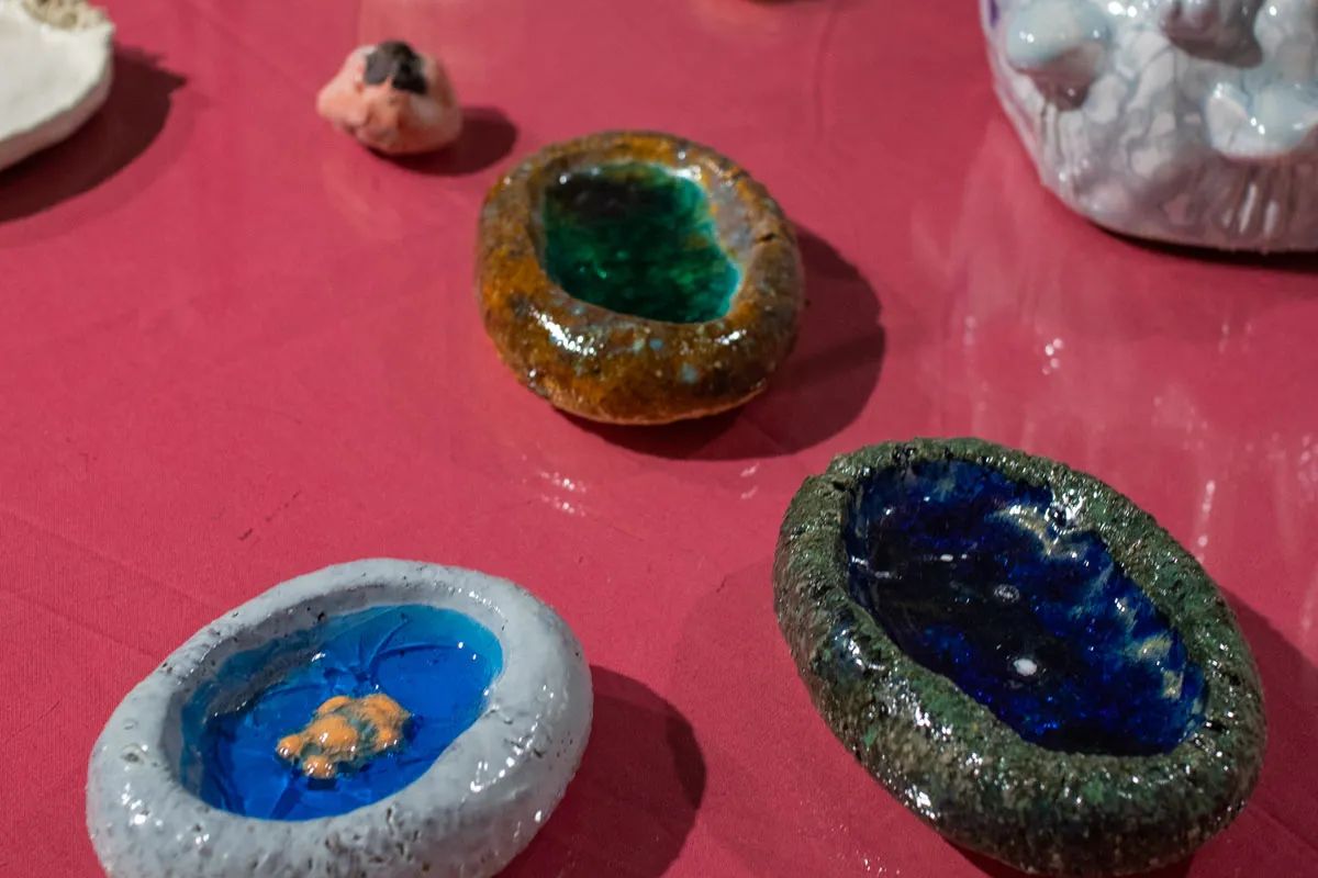 Примечательно, что выставка «Объект М 87» была вдохновлена судьбой далекой галактики Messier 87, расположенной на расстоянии 53,5 миллионов световых лет от нашей планеты. Ведь в ее центре находится сверхмассивная чёрная дыра.&nbsp;