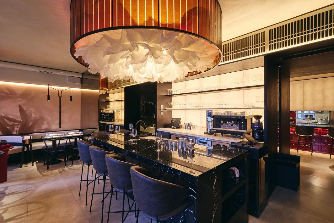 Ресторан Lotus Bistro на Фонтанке в Санкт-Петербурге — барная стойка с лотосом