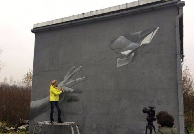 В годовщину трагедии уличные художники нарисовали трогательный рисунок в память жертвам катастрофы на борту А321.