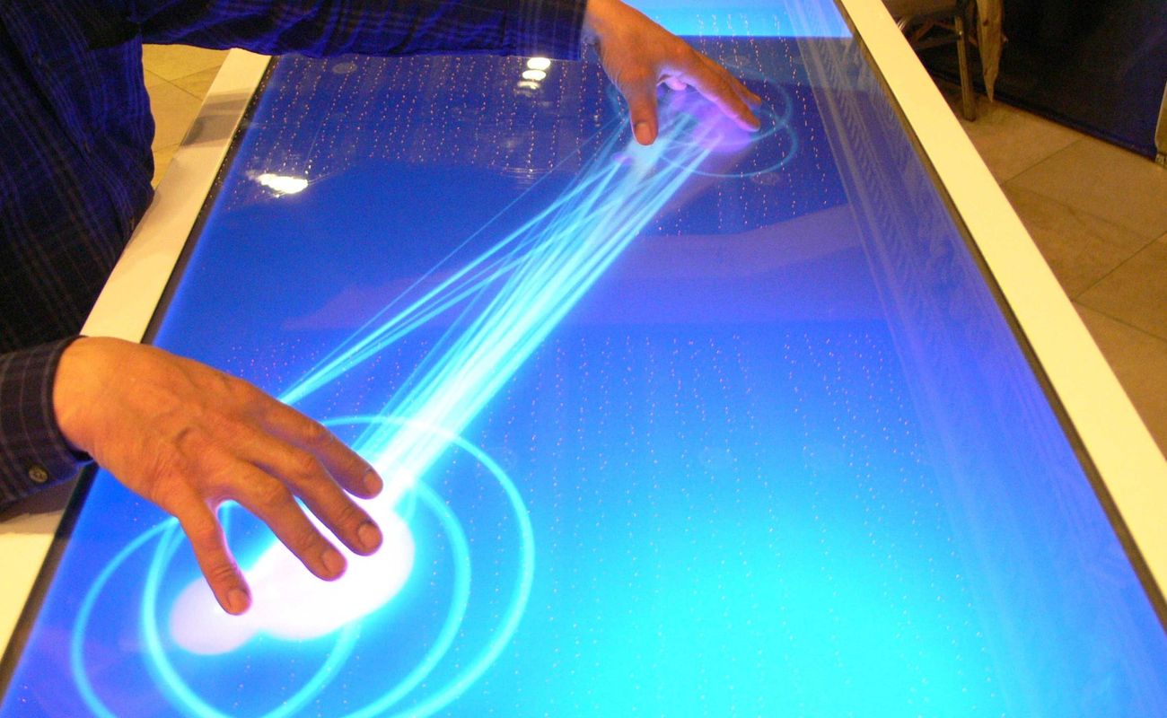 Зарядить телефон, узнать, когда приходит нужный автобус и рассчитать время поездки в метро теперь можно с помощью специальных интерактивных стоек. Пока что в городе установили четыре сенсорных стенда, но это только начало.