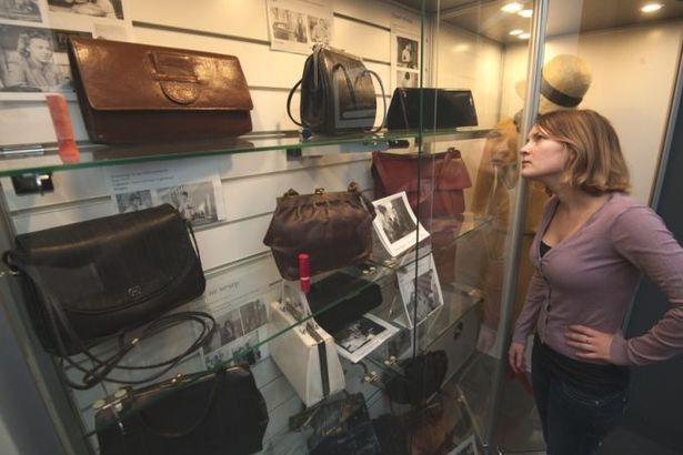 Проникнуть в зазеркалье кинематографа и моды, а также прикоснуться к таинству создания женских образов в кино призвана выставка "Сумочки всех стран, соединяйтесь!", открывшаяся на Каменноостровском проспекте в стенах "Ленфильма".