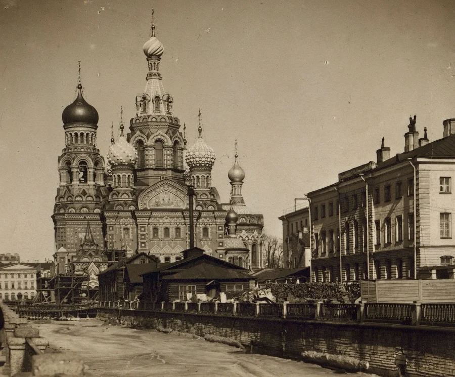 Спас-на-Крови во время Великой Отечественной войны, когда окружающие здания были разрушены, а храм уцелел