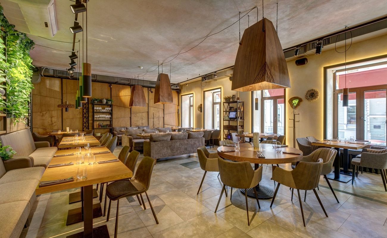 Недалеко от Исаакиевского собора на Большой Морской с недавнего времени работает ресторан, который обязательно стоит посетить хотя-бы раз, а лучше наведываться туда каждый сезон. Здесь нет традиционных позиций, шеф-повар Сергей Ярославцев готовит уникальные авторские блюда. Меню меняется каждый сезон и состоит из сезонных продуктов.