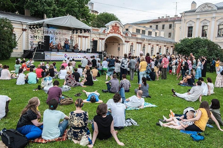 11-12 августа в Музее музыки, который расположился в Шереметевском дворце состоится III&nbsp;этнический фестиваль «Музыки мира».&nbsp;Участники фестиваля исполнят традиционную музыку в этно-рок, этно-джазовом и этно-электронном звучании. В этом году событие захватит сразу три площадки старинной усадьбы. Помимо самого дворца гости смогут побывать на парадном дворе и в саду «Фонтанного дома».