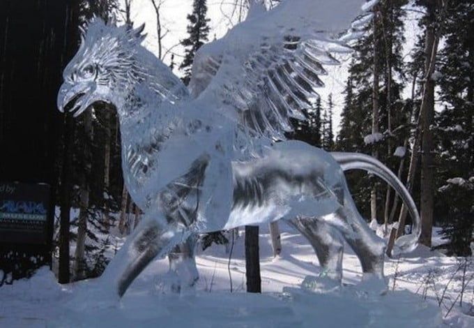 Уже в декабре петербуржцы, прогуливаясь по Московской площади, смогут полюбоваться ледовыми композициями. Горожан будут ждать знакомые герои и чудесные существа из различных сказок и фильмов. Окунуться в атмосферу новогодней сказки жители и гости города смогут на новогодней ярмарке, которая расположится на Московской площади.