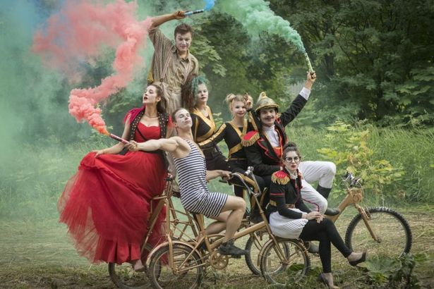 Петербург предлагает десятки семейных развлечений на любой возраст и бюджет — от гигантских парков аттракционов и аквапарка до уютных музеев и контактных зоопарков. Собрали 18 проверенных мест, куда стоит сходить с детьми в 2026 году.