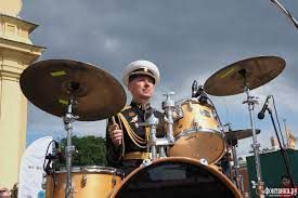 Ежегодный музыкальный фестиваль проходит в городе уже в пятый раз. В воскресенье с балкона Петропавловки польется чудесная музыка, доступная слуху любого горожанина, находящегося у крепости. Концерт откроют традиционный залп из пушек и колокольный звон.&nbsp;Петербуржцы смогут услышать классические произведения, мелодии в стиле свинг, барочные композиции и пьесы, написанные специально для фестиваля.