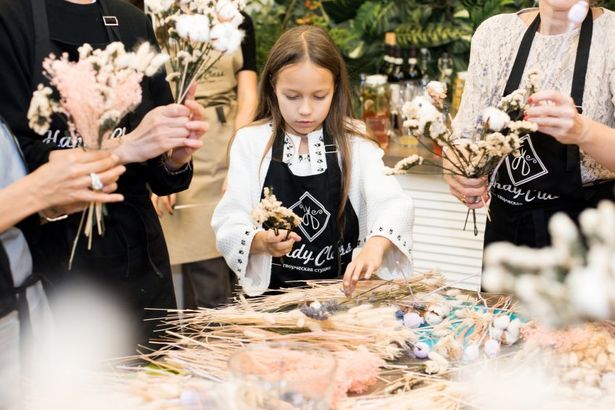 u041du0430 u043du043eu0432u043eu0433u043eu0434u043du0438u0445 u0432u044bu0445u043eu0434u043du044bu0445 u043cu043eu0436u043du043e u0441u0434u0435u043bu0430u0442u044c u0443u043au0440u0430u0448u0435u043du0438u044f u0441u0432u043eu0438u043cu0438 u0440u0443u043au0430u043cu0438 u0432 u043cu0430u0441u0442u0435u0440u0441u043au043eu0439 Handy Class