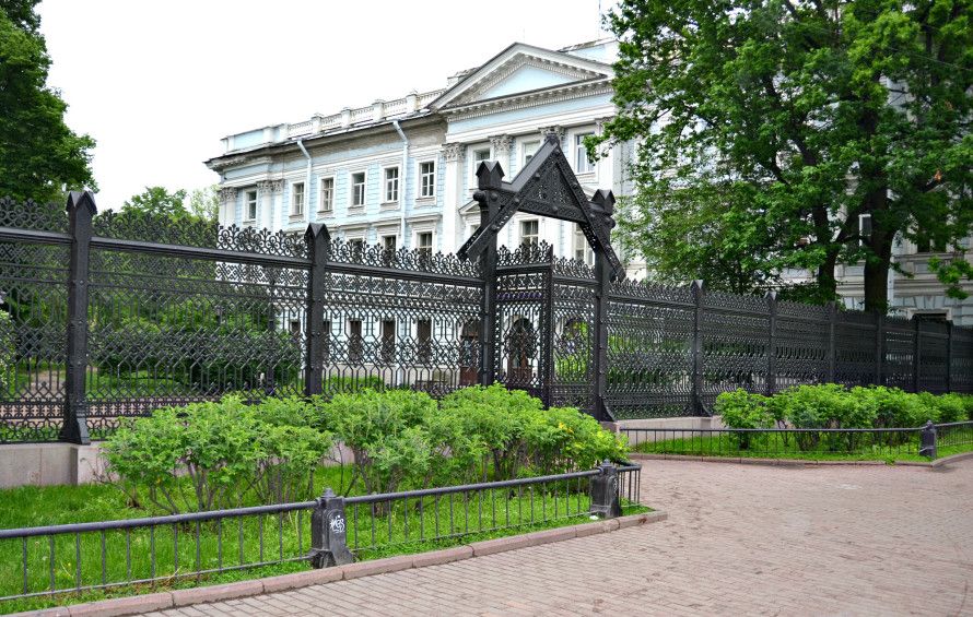 Плоский дом. Голова коня, торчащая из стены. Красочный рисунок во всю стену. Лучшее креативное пространство Петербурга и самый умный интерактивный музей города — открываем интересные и удивительные места, которые можно встретить, гуляя в окрестностях станции метро «Лиговский проспект»: