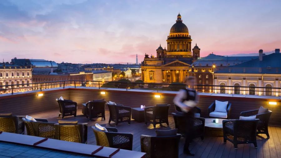 Фасад Lotte Hotel ночью в Санкт-Петербурге