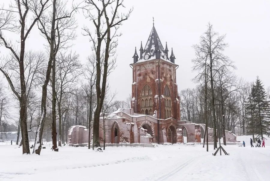 Заснеженные аллеи Александровского парка с исторической Белой башней и видом на замерзший пруд