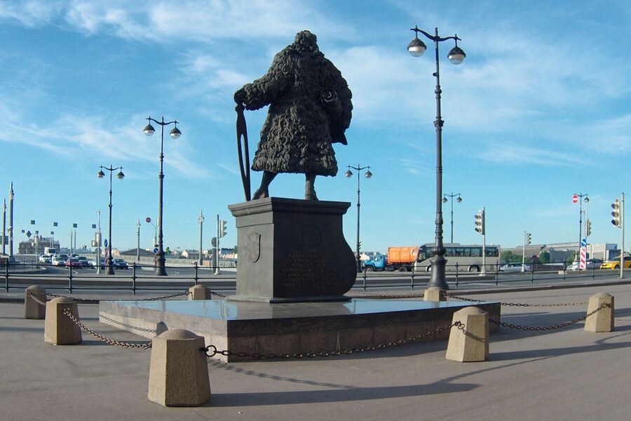 Памятник архитектору Доменико Трезини в шубе и со свитком чертежей