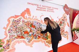 В конце августа в Петербурге прошли Дни Чувашии — двухдневное мероприятие, объединившее культурную программу, спортивные события и деловые встречи. У Государственной академической капеллы состоялась выставка «Родные берега», где Чувашская Республика — жемчужина Поволжья, родина космонавта Андриана Николаева и легендарного комдива Василия Чапаева — представила свои достижения и национальное наследие. Одним из участников программы стала кондитерская фабрика «АККОНД», которая презентовала новые продукты и обсудила перспективы сотрудничества с петербургскими ритейлерами.