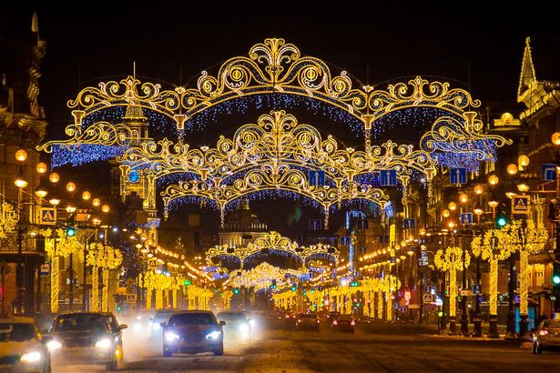 Каток среди леса, рождественские концерты в особняке, сверкающие ярмарки с запахом корицы и глинтвейна, атмосферные кафешки и умопомрачительные декорации улиц — вот они, атрибуты новогоднего Петербурга. Вы без напряга организуете себе насыщенную программу на праздники. Читайте статью Питер Online и сохраняйте 30 классных идей, куда пойти и на что посмотреть в зимние каникулы.