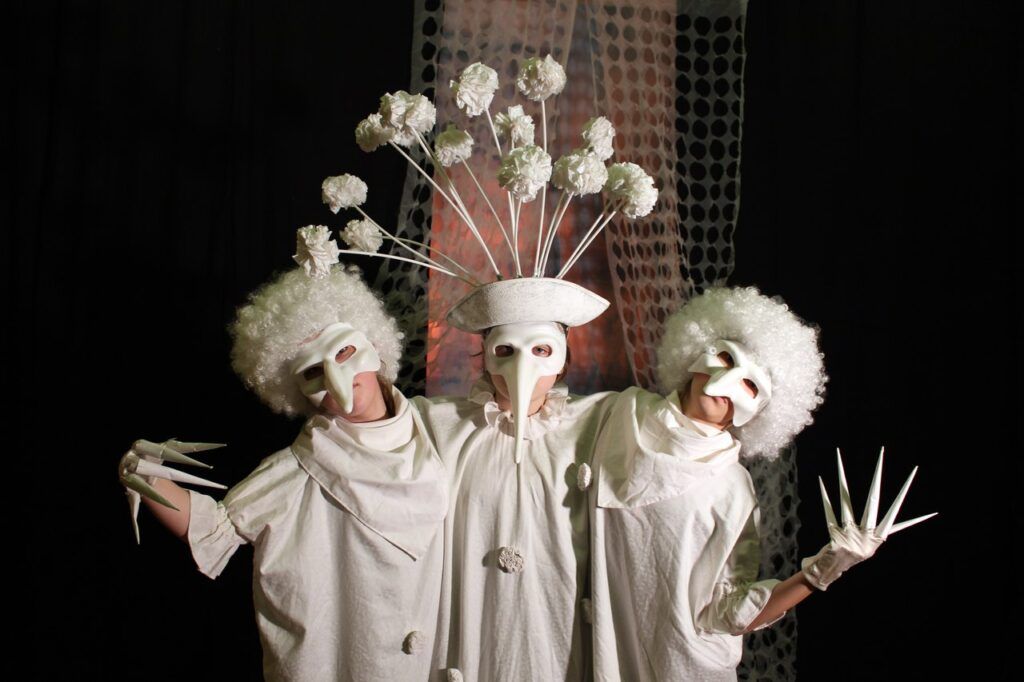 Научиться классно кататься на роликах, изучить основы журналистики и фотографии, стать настоящим мастером Кунг-фу, обучиться игре на барабанах и различным видам жонглирования, начать танцевать страстное танго, попробовать себя в актерском амплуа, получить прекрасную растяжку в Петербурге может любой желающий не потратив ни копейки.