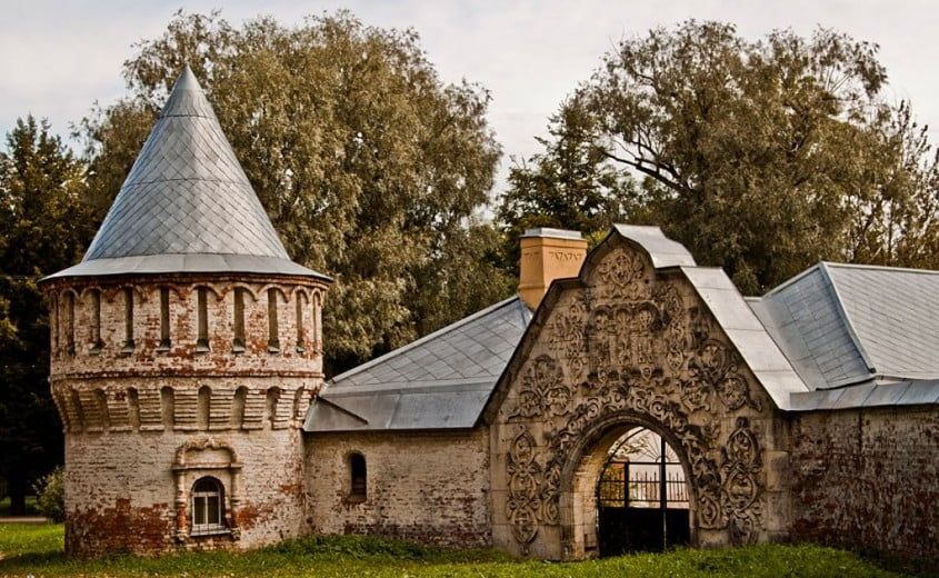 Место, переносящее путников во времена былин и сказок расположился в Царском селе. При том, что Феодоровский городок был построен аж в 1913 году, в нем есть и резные наличники и живописные башенки и даже мастерские национальных русских ремесел.&nbsp;