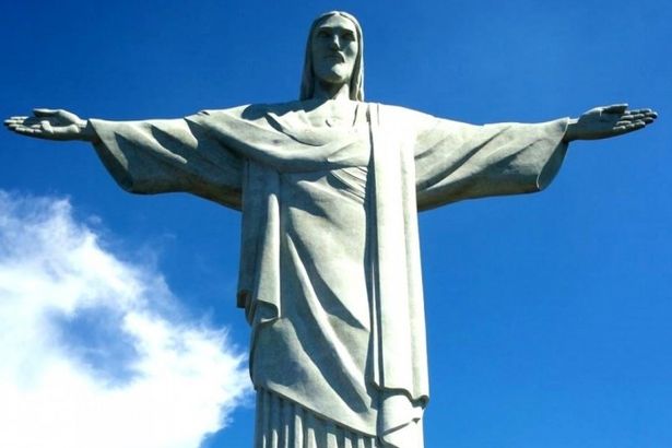 Высота статуи Иисуса в исполнении Церетели – 80 метров. Таким образом поместить его куда- либо в нашем городе практически невозможно. Как пояснили чиновники города «свободные видовые участки с возможностью организации общественного пространства» в Петербурге отсутствуют.