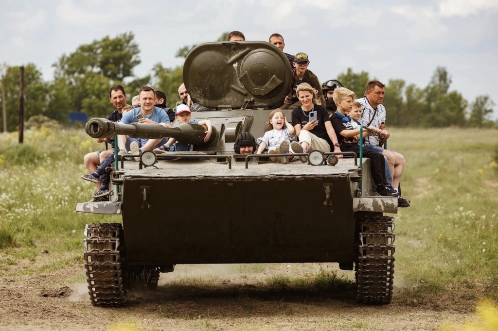 Семейный танковый парк «Стальной десант»