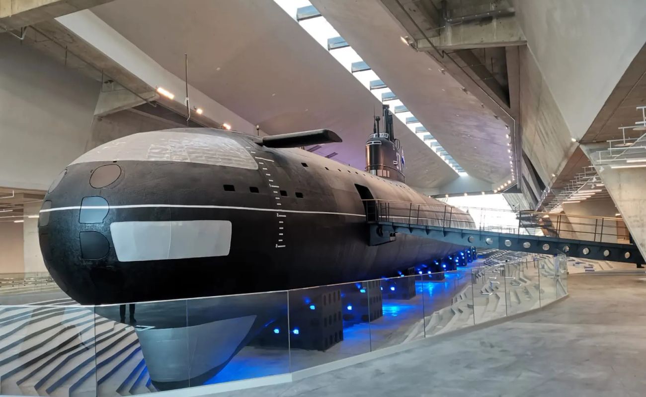 Артиллерийский музей, крейсер «Аврора», подлодки Д-2 и К-3, «Ленрезерв» и диорама прорыва блокады — 10 военных музеев с адресами и ценами.