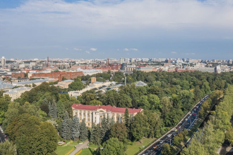 Острова занимают около 80 кв. км: Васильевский, Петроградский, Крестовский и 24 других — естественных и искусственных.