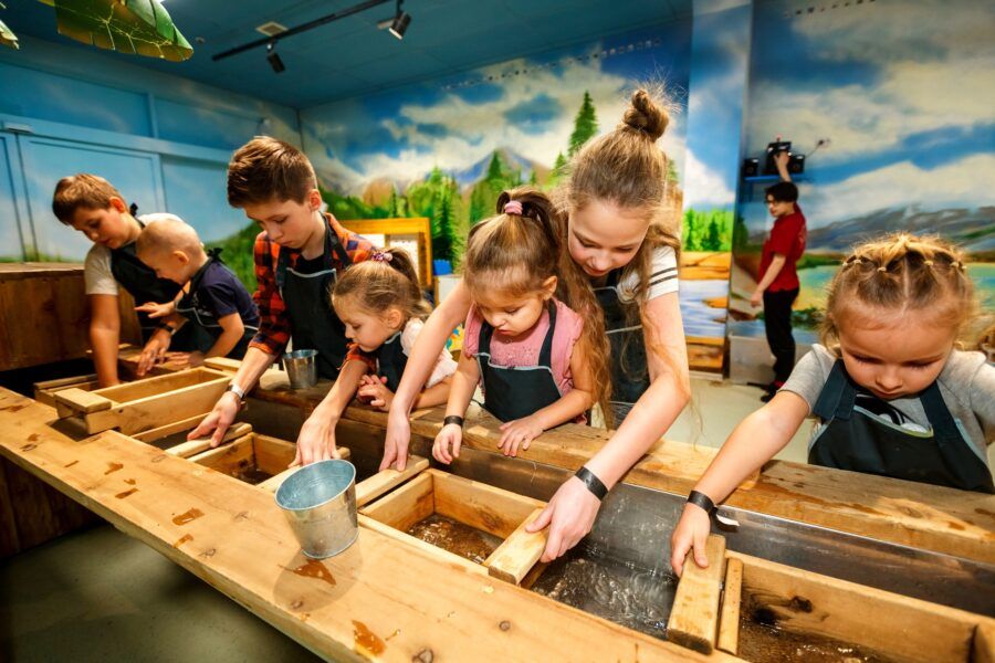 Игровая зона с лабиринтами в развлекательном центре Волшебная миля в Санкт-Петербурге