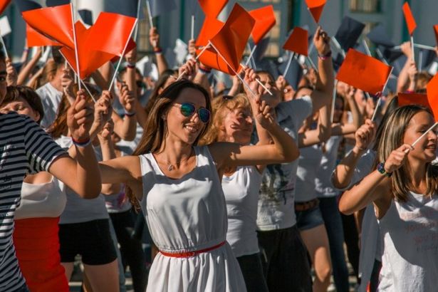 u0414u0435u043du044c u0444u043bu0430u0433u0430 u043eu0442u043cu0435u0442u044fu0442 u0442u0430u043du0446u0430u043cu0438 u043du0430 u0414u0432u043eu0440u0446u043eu0432u043eu0439 u043fu043bu043eu0449u0430u0434u0438