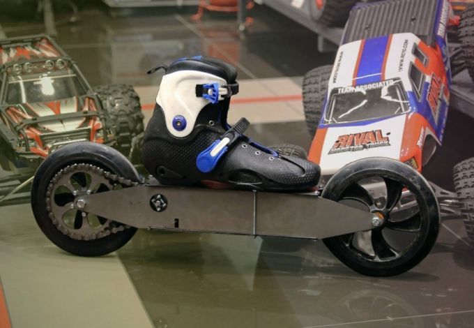 Житель города на Неве придумал альтернативный транспорт для мегаполиса — это электроролики на дистанционном управлении. На необычном изобретении можно разогнаться до 90 км/ч и добраться до нужного пункта даже быстрее, чем на машине.