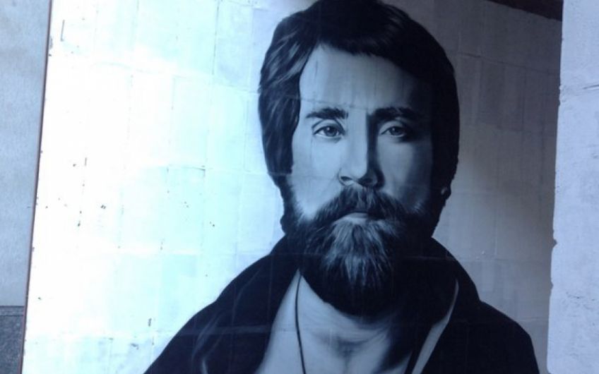 u0412 u041fu0435u0442u0435u0440u0431u0443u0440u0433u0435 u043fu043eu044fu0432u0438u043bu043eu0441u044c u0433u0440u0430u0444u0444u0438u0442u0438 u0441 u0438u0437u043eu0431u0440u0430u0436u0435u043du0438u0435u043c u0412u043bu0430u0434u0438u043cu0438u0440u0430 u0412u044bu0441u043eu0446u043au043eu0433u043e