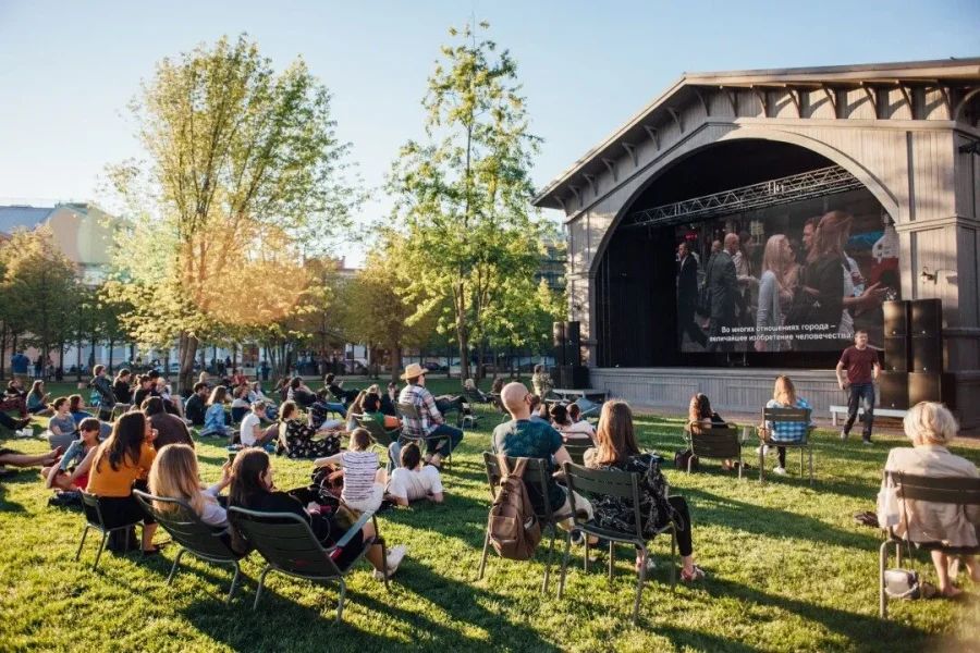 Старейшая киностудия страны запускает летний кинофестиваль с более чем 100 бесплатными показами. В программе — классика советского кино, военные драмы и детские фильмы. Показы проходят в киноцентре «Ленфильм», на Елагином острове и в 20+ библиотеках города.