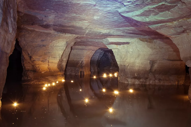 Танечкина пещера — уникальное подземное сооружение Ленинградской области, раскинувшееся на несколько километров вблизи древней крепости Старой Ладоги. Этот каменный лабиринт скрывает в себе не только историю стекольной промышленности, но и множество тайн, которые привлекают любителей спелеологии и эзотерики.