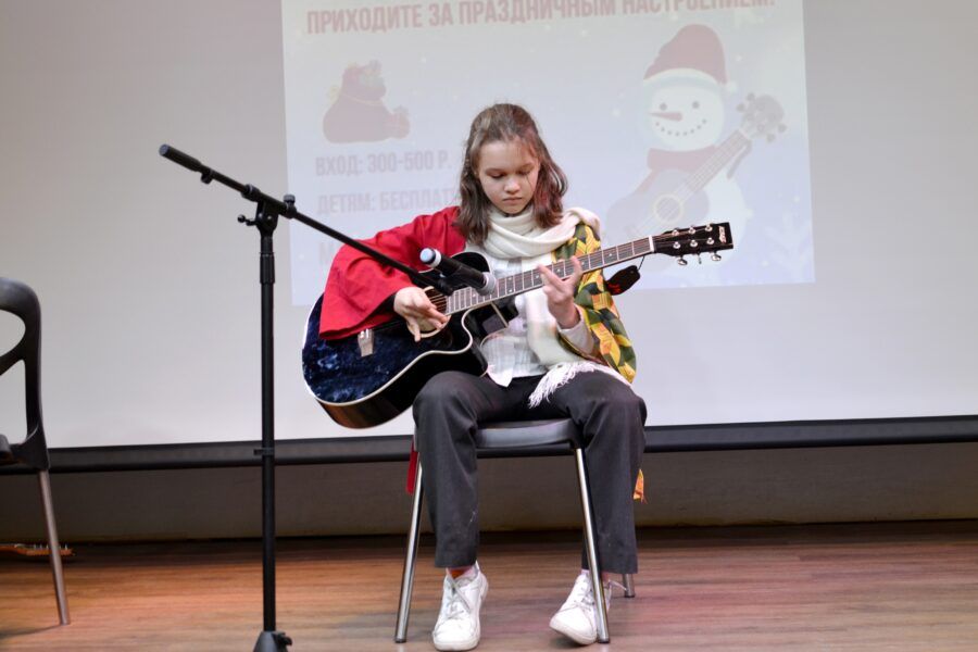 Освоить техники игры на гитаре, научиться исполнять любимые мелодии, импровизировать или стать настоящей суперзвездой. Питер Online собрал список детских школ в Петербурге, где обучают игре на гитаре и которые отличаются качественным и интересным обучением, талантливыми и опытными педагогами, дружеской атмосферой и индивидуальным подходом к каждому молодому гитаристу.