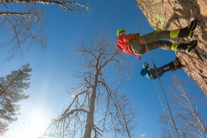 10 скальных районов для лазания в Ленинградской области и Карелии — от боулдеринга на валунах у машины до 50-метровых стен над Ладогой. С координатами, сезоном и подъездами.