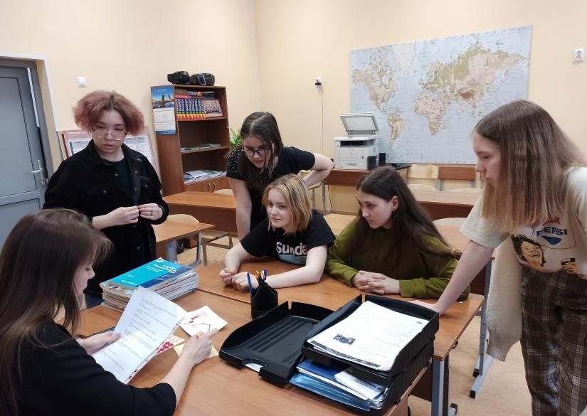 Подготовиться к кембриджским тестам и поступить в Гарвард, расширить свои знания в физике или развить свои навыки и стать экспертами в определенной области. В настоящее время существует множество школ, которые предлагают ученикам углубленное изучение различных предметов. Питер Online собрал список таких школ Петербурга, где работаю профессиональные педагоги, обладающие большим опытом, современные авторские программы и интересные внеклассные занятия.