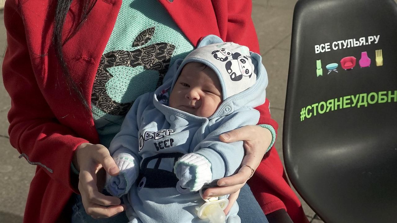 Ожидать общественный транспорт 11 октября стало удобнее. На некоторых остановках города появились удобные дизайнерские стулья с надписью #стоянеудобно, которая призывает ожидающих общественного транспорта – присесть. Особенно задумка понравилась пожилым людям, а также мамам с детьми. Организатор акции – интернет-магазин Vsestulya.ru решил таким образом принести пользу горожанам.