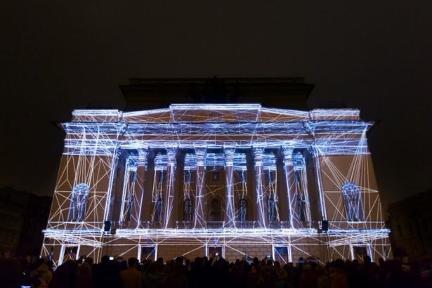 Если у вас не получилось посетить весенний фестиваль света, который проходил на площади Островского, то вам обязательно нужно это сделать в этот раз! Уникальное событие пройдёт 28-29 октября. Оно будет проходить на Исаакиевской площади. Петербуржцы и гости города увидят потрясающий 3D mapping и уникальные интерактивные световые решения. Весь ансамбль Исаакиевской площади будет задействован для мероприятия.