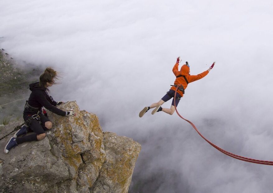 Роупджампинг с командой Say A-A-A! – прыжок на фоне заходящего солнца