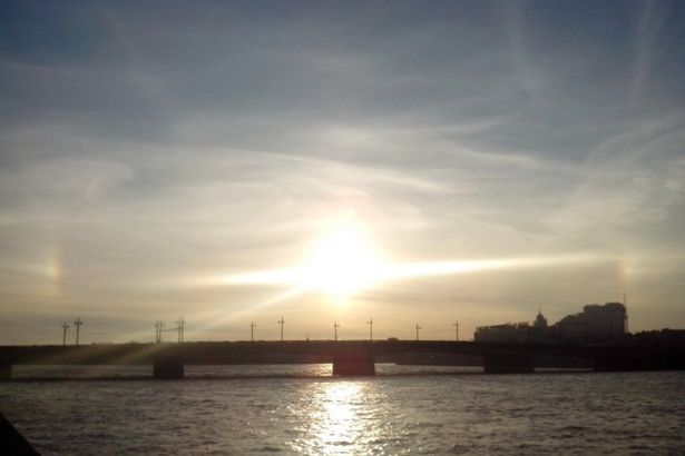 22 июня вечером, перед закатом, над петербургским небом можно было наблюдать астрономическое явление "гало". Фотографию прислал в журнал "Питер-Online" наш читатель Сергей Мирошкин.