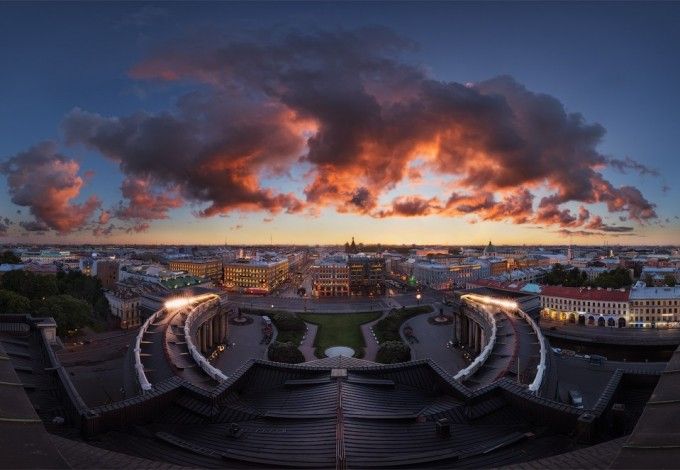 Колонады соборов, рестораны с терассами на крышах, бизнес-центры, музеи и торговые центры — в этих местах есть смотровые площадки, и в большинстве случаев на них можно попасть бесплатно. В одних местах вы увидите прекрасный старый город, в других — просторы Финского залива, подвесные мосты и новую архитектуру Петербурга. Подборка действующих и планируемых площадок с хорошим обзором Северной столицы: