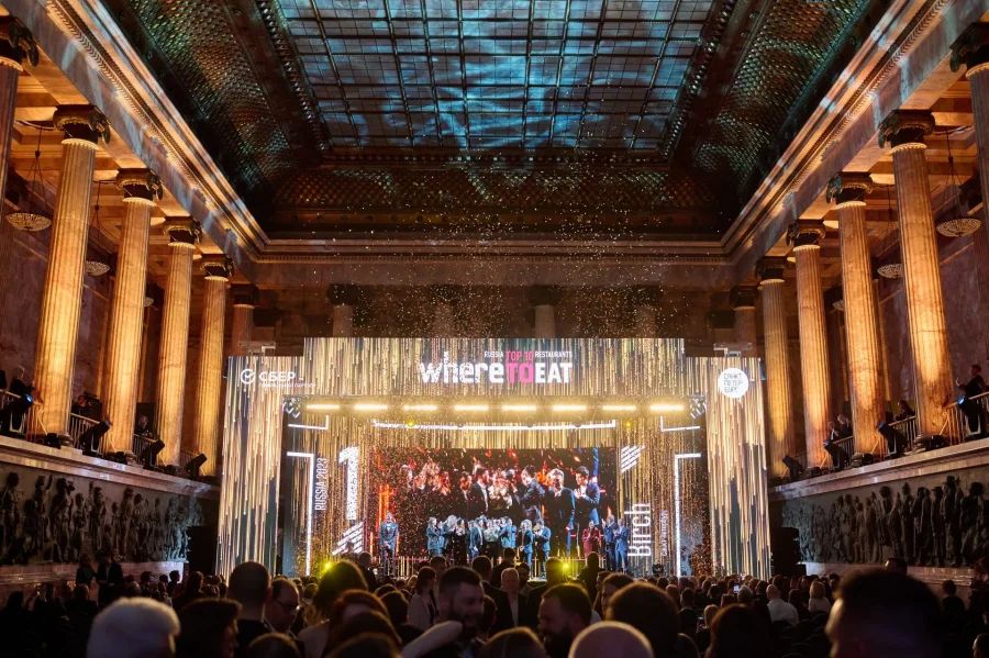 Церемония награждения ресторанной премии WHERETOEAT RUSSIA. На сцене награждение победителей, яркое оформление, представители ресторанного бизнеса в торжественной обстановке