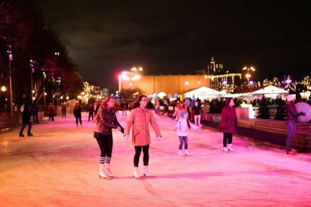 На освобожденной от торговых павильонов Сенной площади хотят создать место для зимнего отдыха с большим ледовым катком. Здесь достаточно пространства для проведения разнообразных массовых мероприятий.