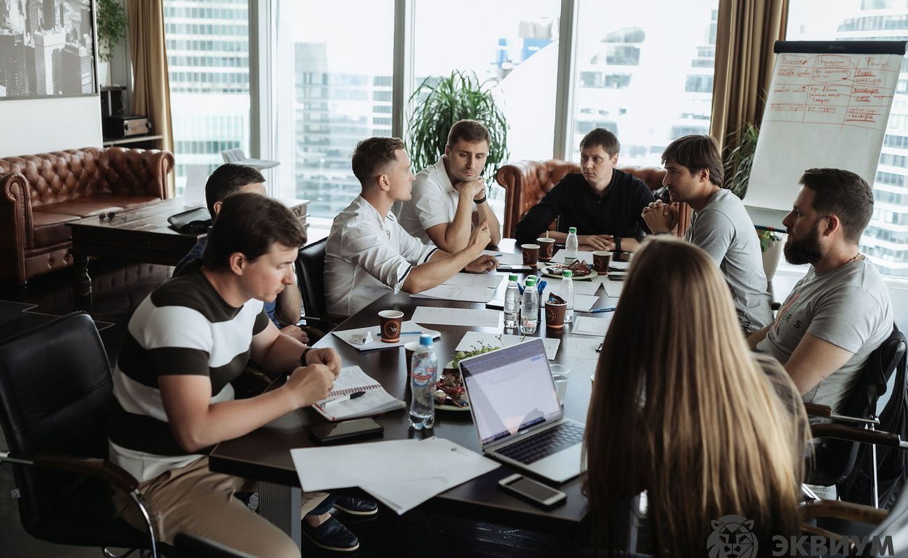 Бизнес-клубы Петербурга становятся настоящим магнитом для амбициозных предпринимателей, жаждущих новых высот в своем деле. Современные бизнесмены активно вступают в эти престижные сообщества, чтобы расширить круг полезных знакомств, найти источник вдохновения и открыть двери к перспективным коллаборациям.