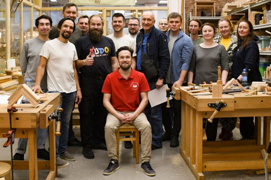 Питер Online нашел студии для тех, кто давно хочет поработать с деревом, металлом, глиной, тканью и стеклом. Совсем не обязательно иметь многолетний опыт и знания. Мастера с нуля обучат вас писать картины маслом, выдувать вазу, шить трендовую одежду, ковать из железа ножи, изготовлять ювелирные украшения и делать мебель из дерева.