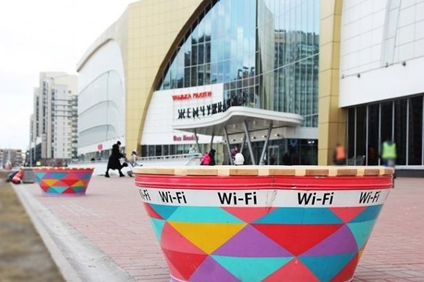 Яркие деревянные скамейки с бесплатным интернетом установили у развлекательгого комплекса «Жемчужная плаза». Скамейки расположены со стороны Матисова канала и раздают Wi-Fi.&nbsp;