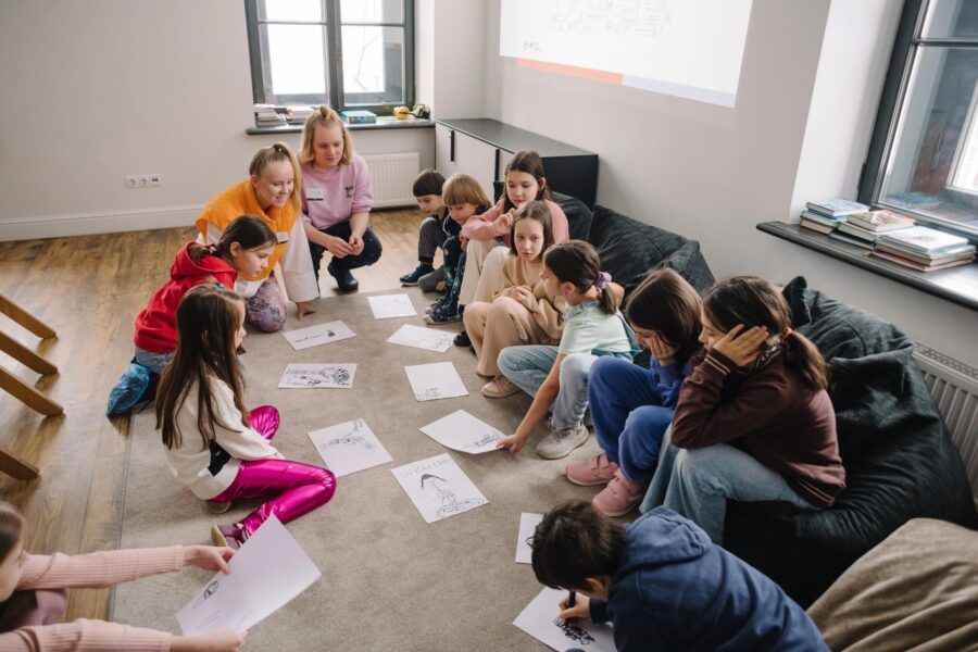 От создания фигурок из глины до изучения робототехники, от мастерства в живописи до секретов кулинарии – в городе на Неве дети могут погрузиться в увлекательный мир мастер-классов по самым разным направлениям, интересам и возрастам. Питер Online собрал 30 мастер-классов для детей в Санкт-Петербурге, которые не только помогут развить и раскрыть творческие способности, но и приобрести новые навыки, а главное – весело провести время и получить массу положительных эмоций.