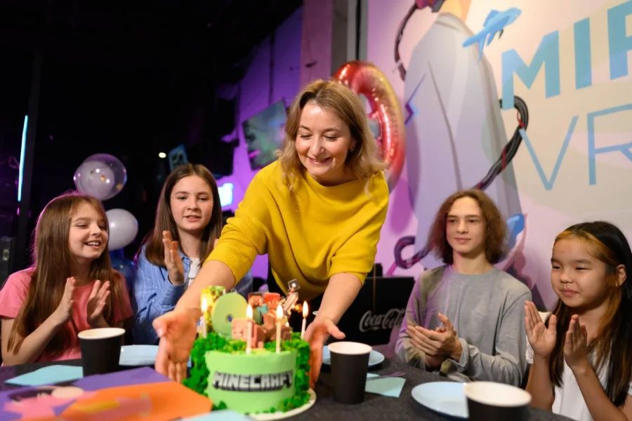 Места для празднования дня рождения в Санкт-Петербурге: интересные идеи, уютные локации и варианты для любой компании.