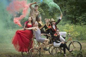 Выбирайте место из нашей подборки, которое будет интересно всем членам семьи, и отправляйтесь навстречу новым открытиям и впечатлениям. Семейные развлечения в Петербурге никого не оставят равнодушным!