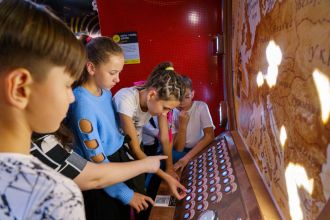 Мастер-классы, квесты, развлекательные центры, интерактивные музеи и театры — в Петербурге уйма мест, где могут повеселиться школьники. Родителям и учителям нелегко определиться с выбором. Питер Online поломал голову за вас и подобрал 15 самых интересных мероприятий для познавательного и увлекательного детского досуга.