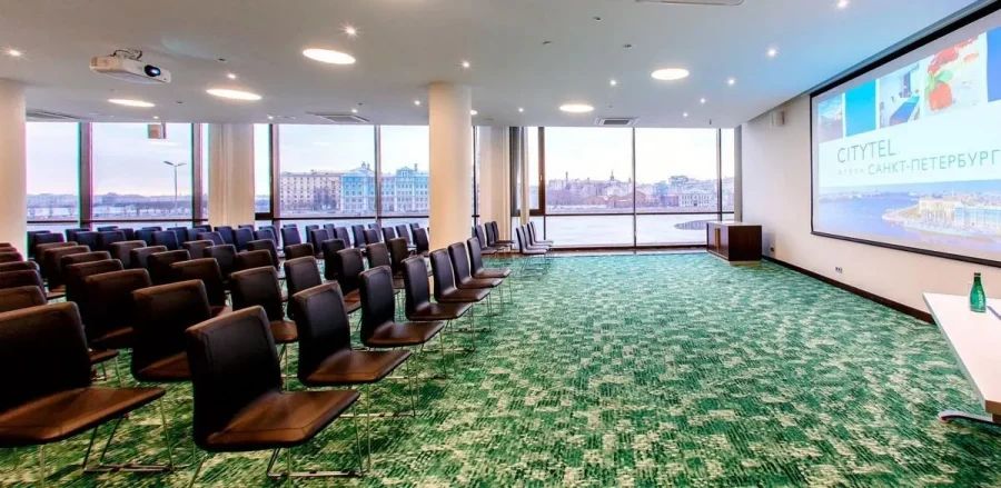 Конференц-зал в отеле Санкт-Петербург с видом на Неву